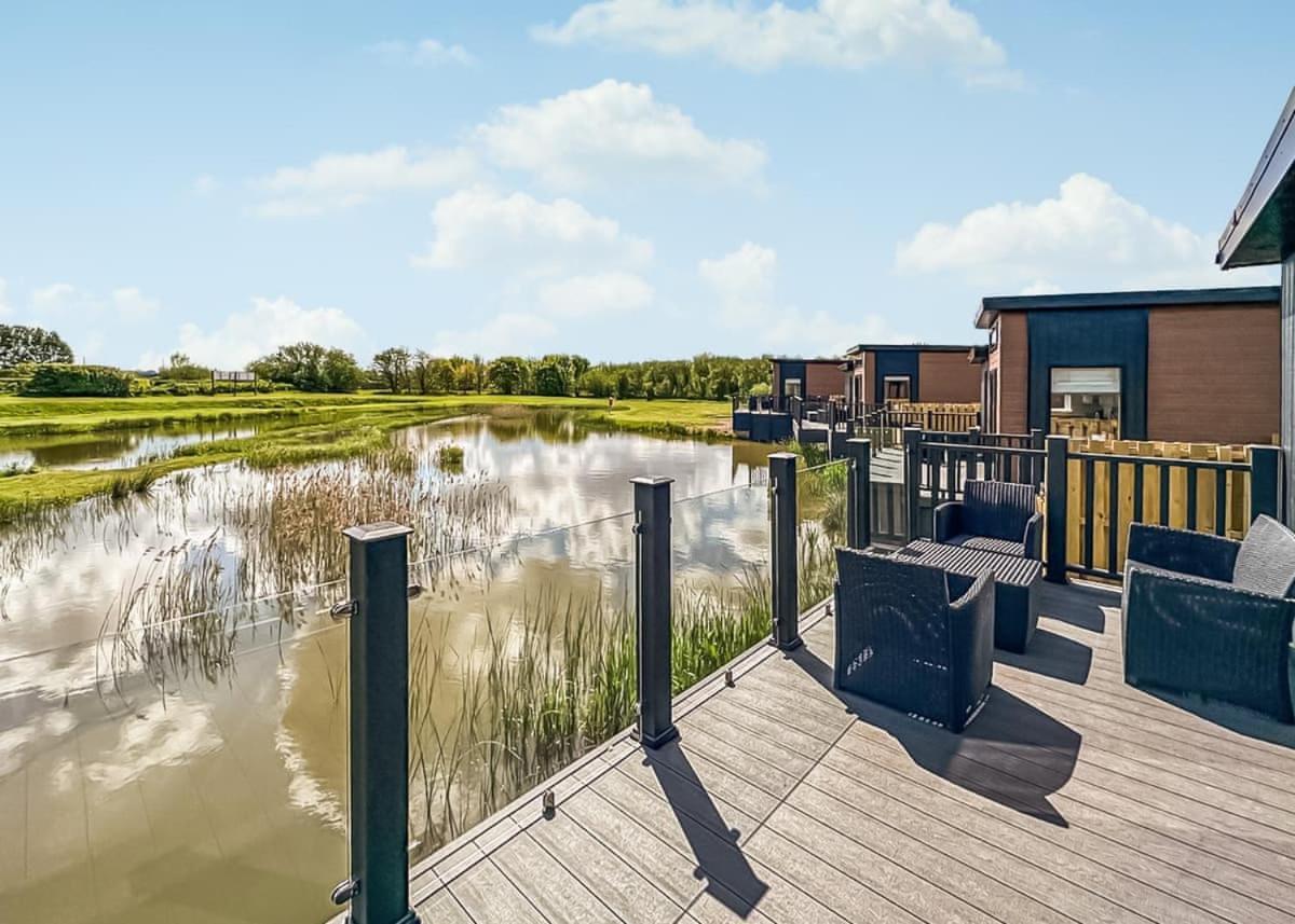 Waterside Hambleton Lakeside Lodges Poulton-le-Fylde Extérieur photo
