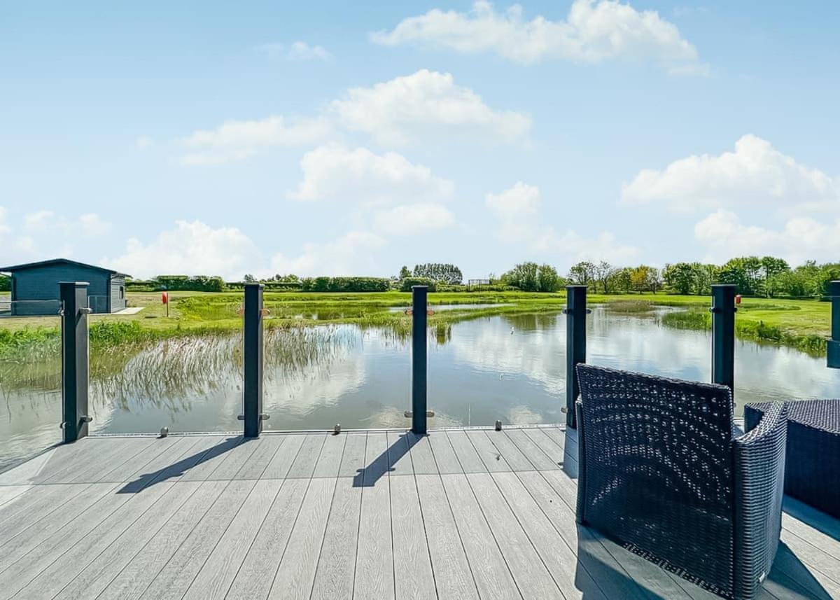 Waterside Hambleton Lakeside Lodges Poulton-le-Fylde Extérieur photo